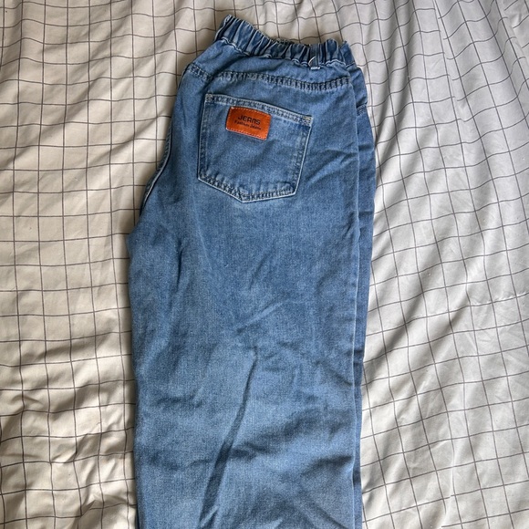 💫medium washed
💫size 0XL
💫straight legged
💫mid- high waisted - Picture 2 of 4